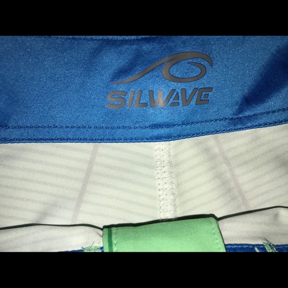 Silwave Green Plaid Board Shorts Size 29x21 - Picture 2 of 6